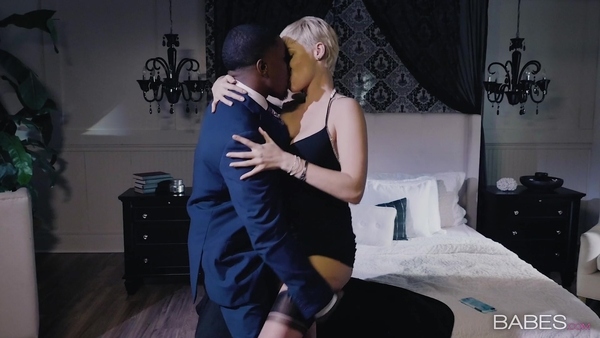 Mature blonde invited to his home a black lover